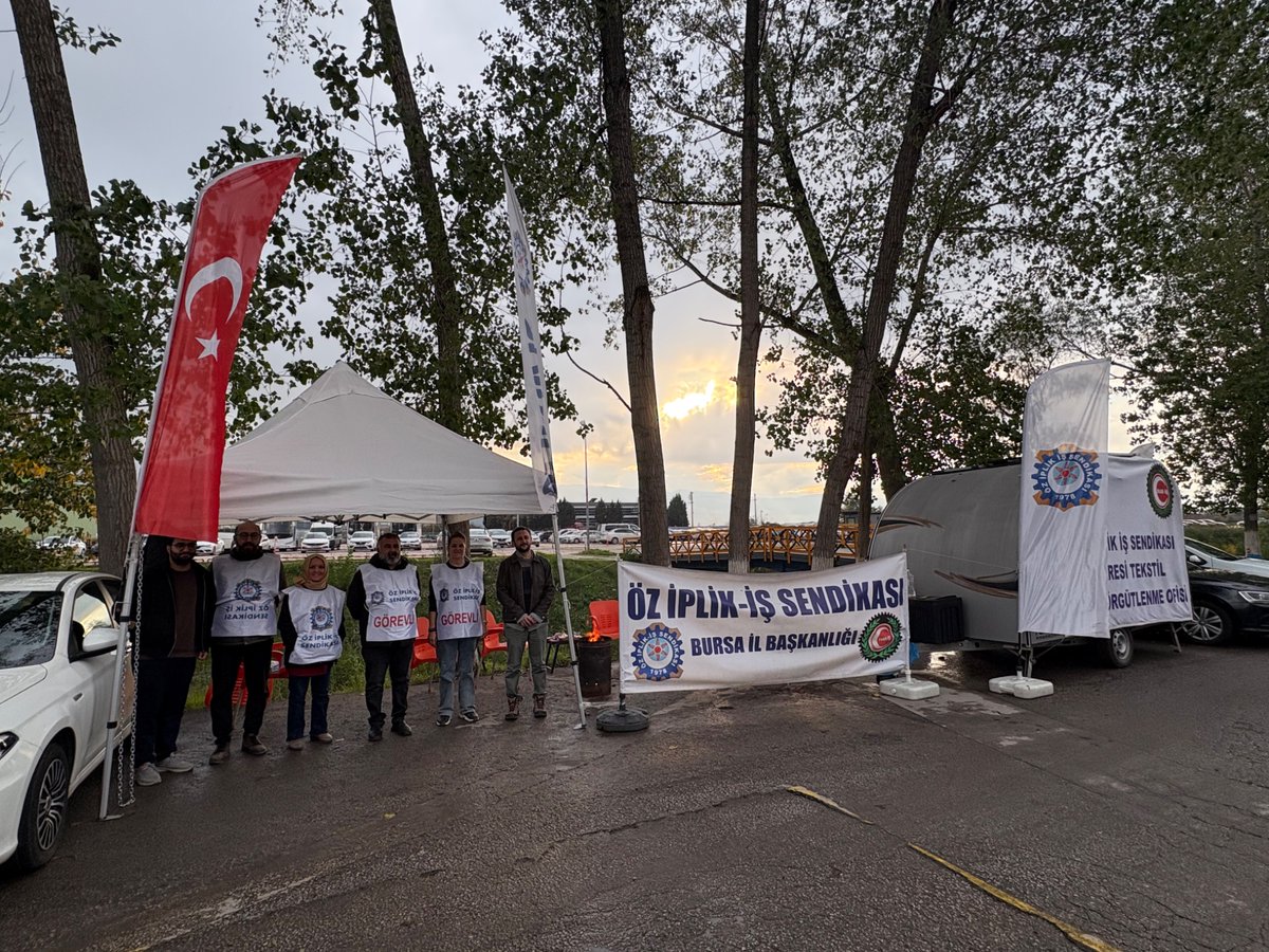 tekstil_iscisi's tweet photo. Karesi Tekstil’de sendikal örgütlenmenin önüne geçmek amacıyla çalışan işçilere baskı yapılmasını engellemek ve sendikanın yetki için yeterli üye sayısına ulaşması hedefiyle Öz İplik-İş sendikası fabrika önünde mücadeleye devam ediyor. https://t.co/VCkYkBtAut