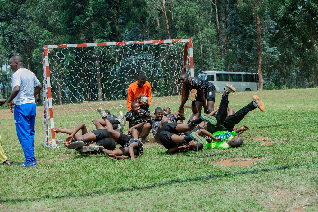 FerwahandRwanda's tweet image. 📸📷: I @Nyamasheke hasorejwe irushanwa ryahuzaga ibigo 4 mu bakobwa na 4 mu bahungu, aho ES Kigoma mu bahungu, na Kiziguro SS ari bo begukanye imyanya ya mbere. Ni irushanwa rya #Handball muri gahunda ya #IsongaProgram ryateguwe ku bufatanye bwa @Rwanda_Sports na #FERWAHAND