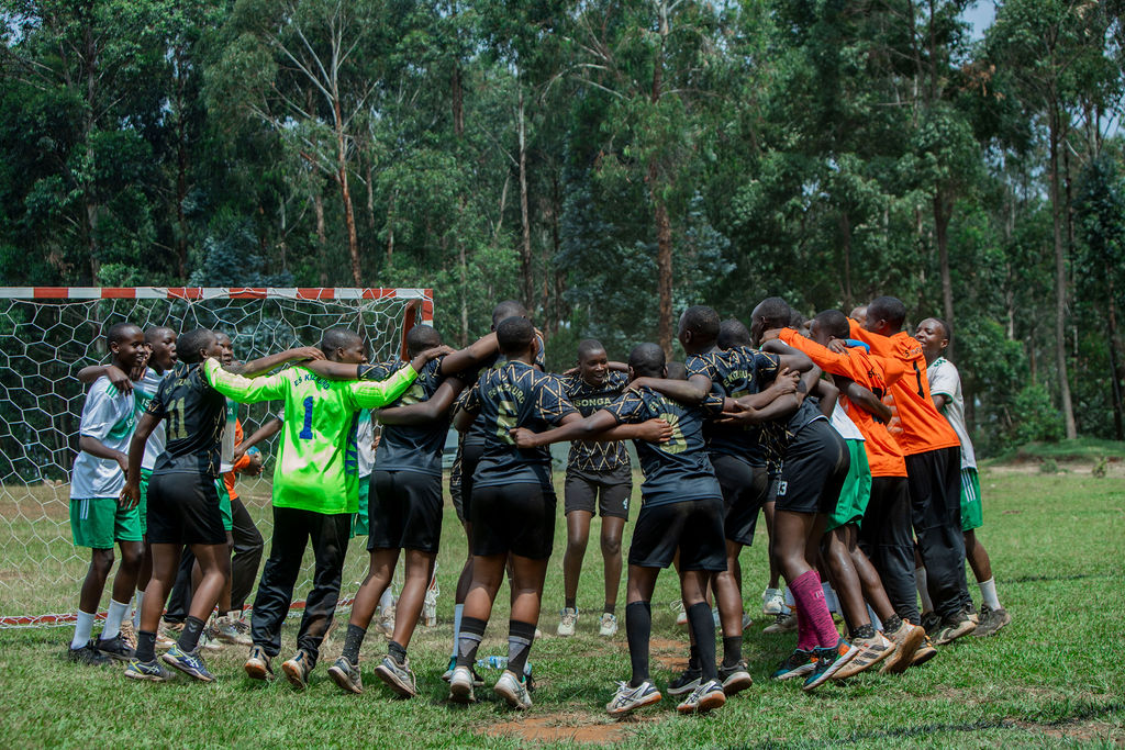 FerwahandRwanda's tweet image. 📸📷: I @Nyamasheke hasorejwe irushanwa ryahuzaga ibigo 4 mu bakobwa na 4 mu bahungu, aho ES Kigoma mu bahungu, na Kiziguro SS ari bo begukanye imyanya ya mbere. Ni irushanwa rya #Handball muri gahunda ya #IsongaProgram ryateguwe ku bufatanye bwa @Rwanda_Sports na #FERWAHAND