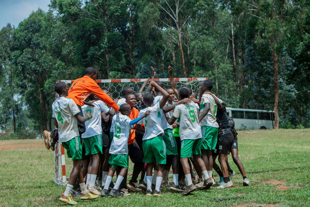 FerwahandRwanda's tweet image. 📸📷: I @Nyamasheke hasorejwe irushanwa ryahuzaga ibigo 4 mu bakobwa na 4 mu bahungu, aho ES Kigoma mu bahungu, na Kiziguro SS ari bo begukanye imyanya ya mbere. Ni irushanwa rya #Handball muri gahunda ya #IsongaProgram ryateguwe ku bufatanye bwa @Rwanda_Sports na #FERWAHAND