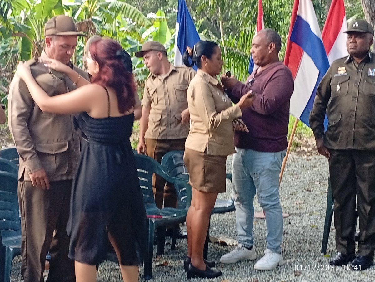 RMVillaClara1's tweet photo. Un nuevo aniversario de las #FARCuba con ascenso en el grado militar de jóvenes oficiales comprometidos con la obra de la revolución. Presente el ejemplo eterno de #100AñosConFidel
@MinfarC @CentralEjercito @RegionMilitarVC https://t.co/h0gpgBxwZg