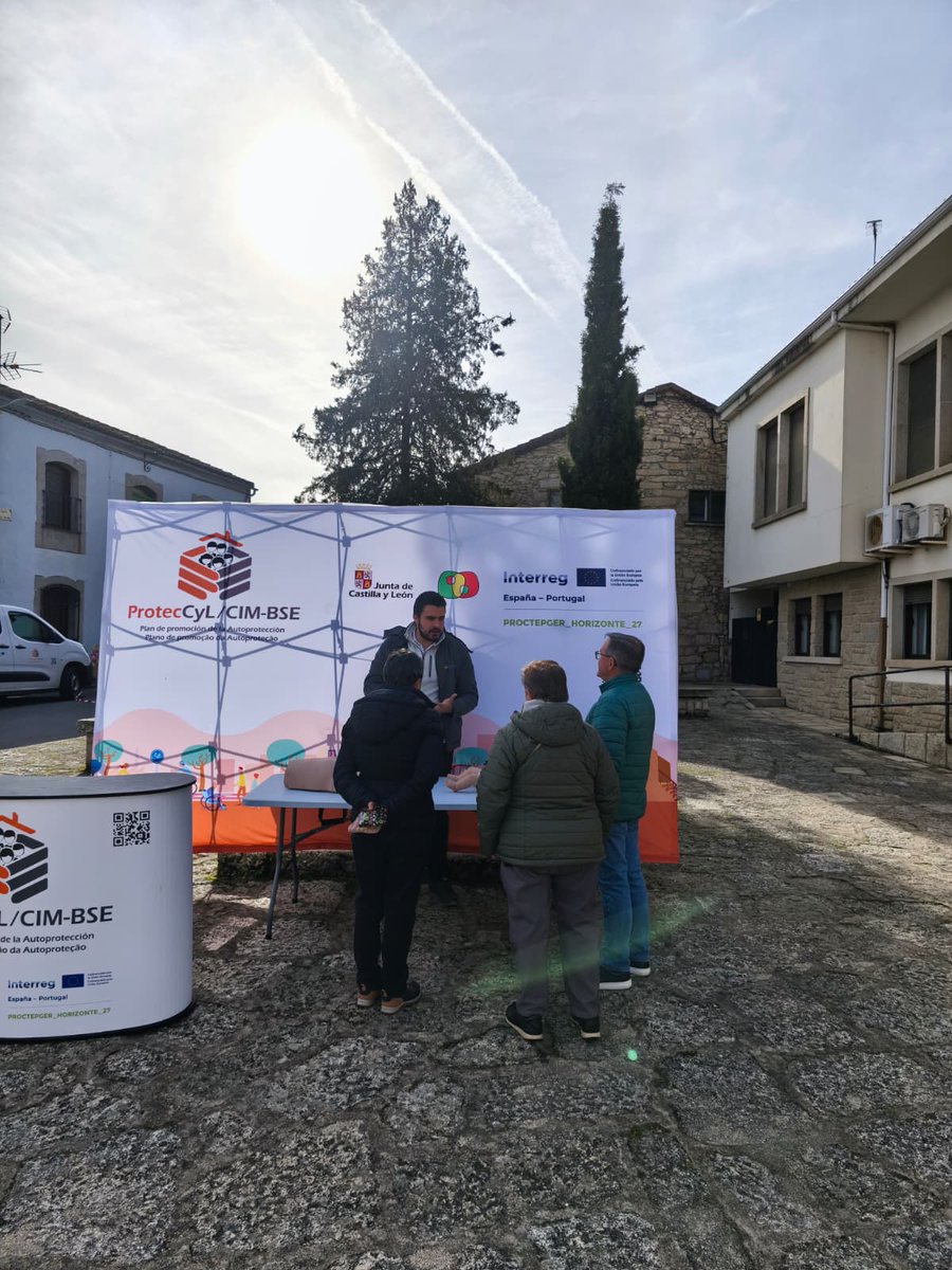 Arrancamos la semana de la mejor forma posible, los compañeros y compañeras de #ProtecCyL/CIM-BSE se encuentran concienciando a la población de #villaviejadeyeltes sobre la importancia que tiene la autoprotección.🧡
#CIMBSE #ProtecCyL #Seguridad #EntornoRural
@ProtecCyL_CIMBSE
