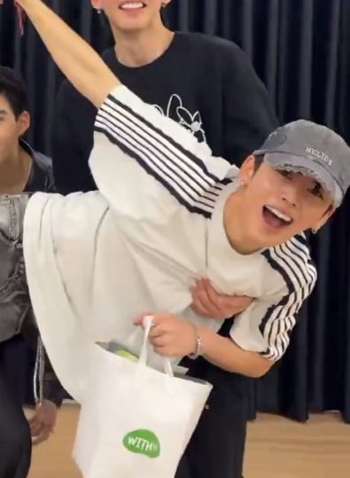 แขนหาย ดื้อใหญ่เลยนะจิ๋ว

#Santapp  #JASPER