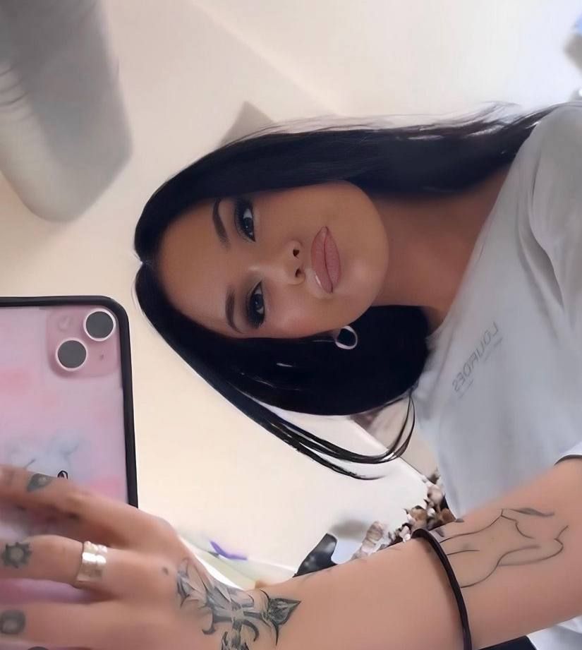 ashenrelics's tweet image. Nos vamos a comprar los adornos de navidad 🎄 

#VisualNS