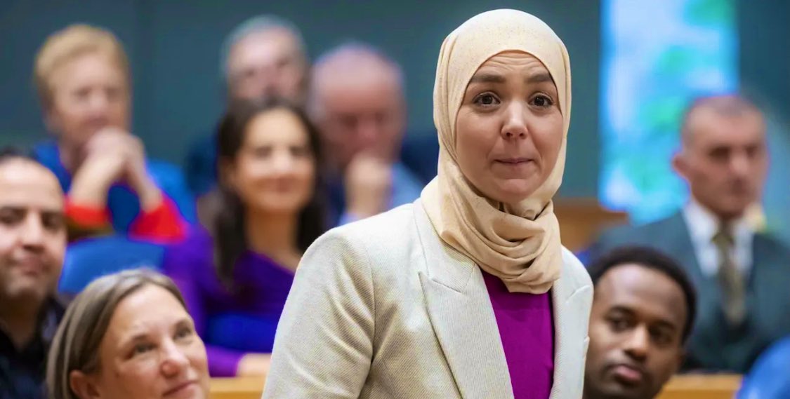 Het is alsof Pasen, Pinksteren en de Ramadan op één dag vallen. Lees onderstaand opiniestuk bij Joop (!) over het huilerige hoofddoekprivilege van Zuster Esmah Lahlah, die wordt opgeroepen om eens op te staan voor de honderden slachtoffers van de Allah-patriarchale sekte.