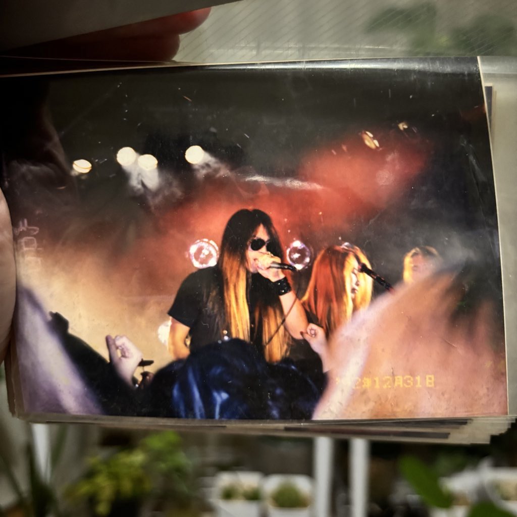 ayu_ms's tweet image. 12月2日。
大好きだったUMEちゃんの誕生日。
昔撮った写真をパラパラめくっていたら、EXTASY RECORDSの無敵タトゥーシールが出てきた！懐かしいなぁ🥹