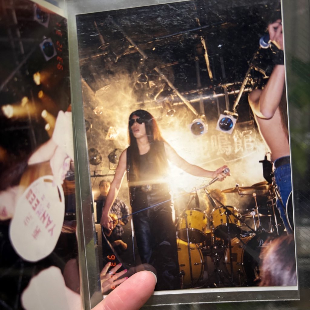 ayu_ms's tweet image. 12月2日。
大好きだったUMEちゃんの誕生日。
昔撮った写真をパラパラめくっていたら、EXTASY RECORDSの無敵タトゥーシールが出てきた！懐かしいなぁ🥹