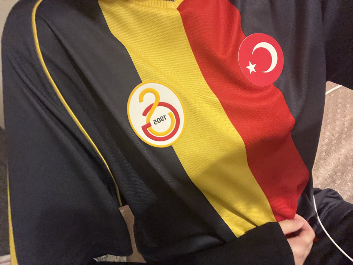 nightdeadstar's tweet photo. retro formayı heryerde aramak 👎🏻
manitanın forma koleksiyonundan calmak 👍🏻 https://t.co/avilXR2s8X