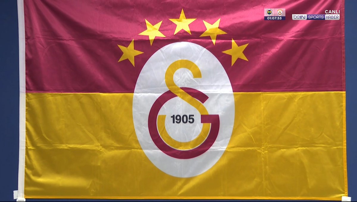 Galatasaray, Kadıköy'deki soyunma odasına bayrağını astı.