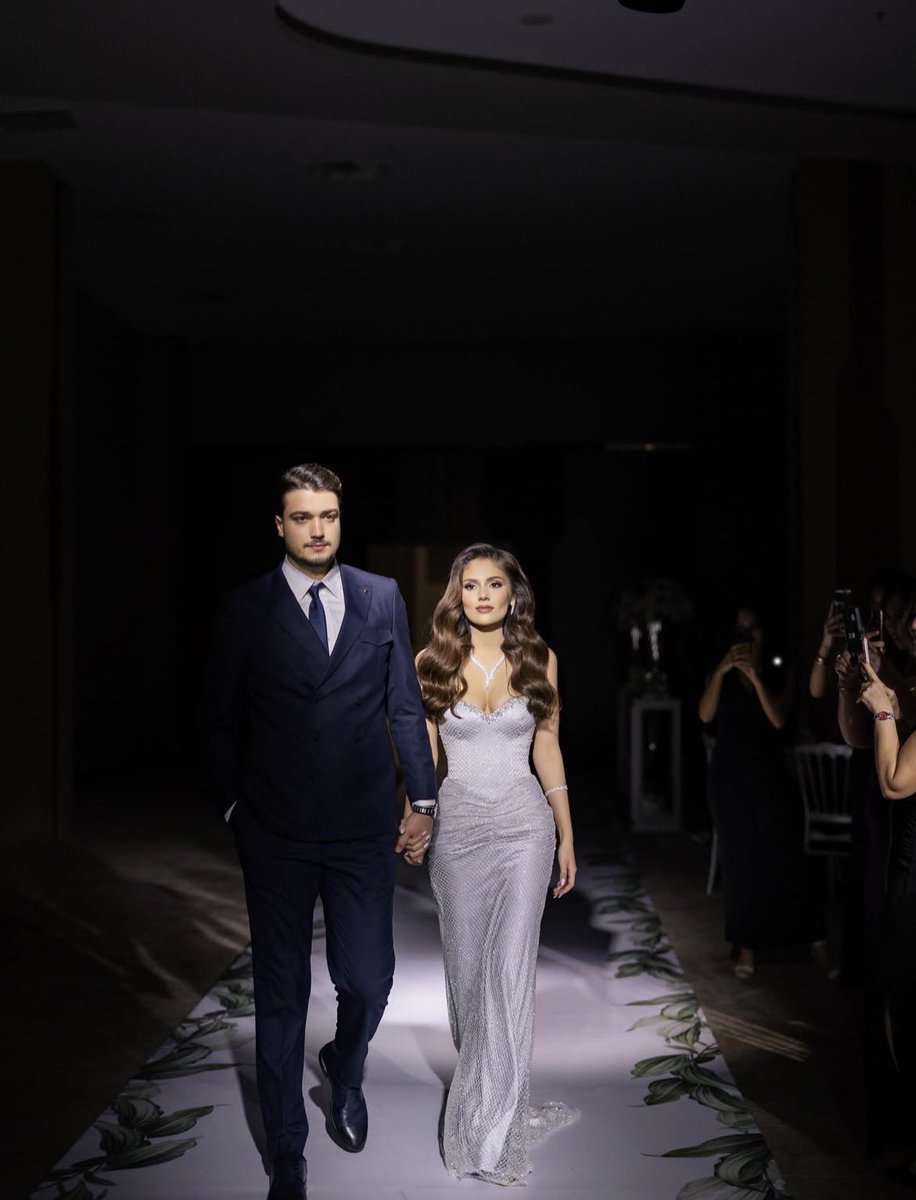 Aybukecangalofc's tweet image. Bugün, iki kalbin aynı anda ‘sen’ dediği en büyülü anın şahidi olduk. Parmaklara takılan yüzük değil; birbirine adanan bir ömür gizli o ışığın içinde. Gülüşleriniz hiç solmasın, kalpleriniz hep aynı ritimde atsın..

@aybukeim ~ #AybükeÇangal