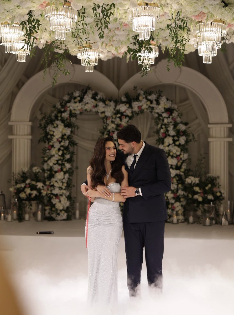 Aybukecangalofc's tweet image. Bugün, iki kalbin aynı anda ‘sen’ dediği en büyülü anın şahidi olduk. Parmaklara takılan yüzük değil; birbirine adanan bir ömür gizli o ışığın içinde. Gülüşleriniz hiç solmasın, kalpleriniz hep aynı ritimde atsın..

@aybukeim ~ #AybükeÇangal