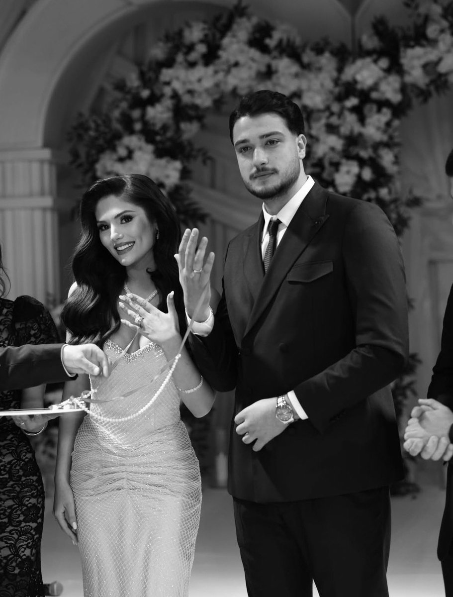 Aybukecangalofc's tweet image. Bugün, iki kalbin aynı anda ‘sen’ dediği en büyülü anın şahidi olduk. Parmaklara takılan yüzük değil; birbirine adanan bir ömür gizli o ışığın içinde. Gülüşleriniz hiç solmasın, kalpleriniz hep aynı ritimde atsın..

@aybukeim ~ #AybükeÇangal