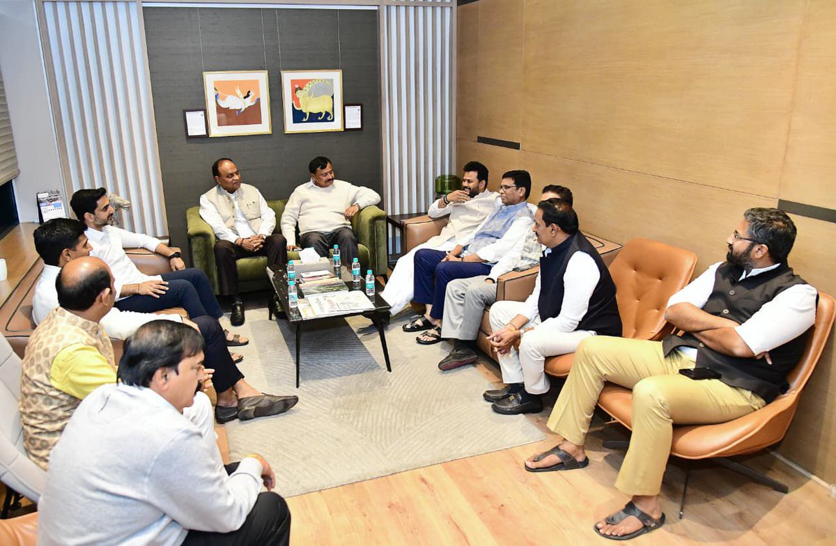 bosesavili's tweet image. ఢిల్లీలో @JaiTDP ఎంపీలతో మంత్రి @naralokesh భేటీ
#NaraLokeshInDelhi
#iTDPForTDP 
#Andhrapradesh
#HOPE0138