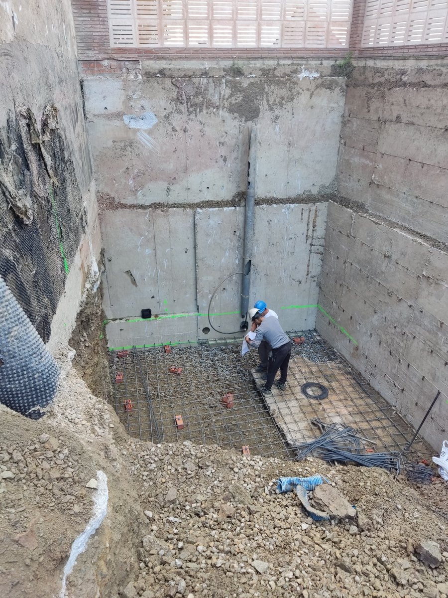 dmnbox's tweet photo. Para la ejecución de los muros, debido a que nos encontramos por debajo de la cota de cimentación de la vivienda existente, trabajamos por bataches https://t.co/v1CXd4BM6y