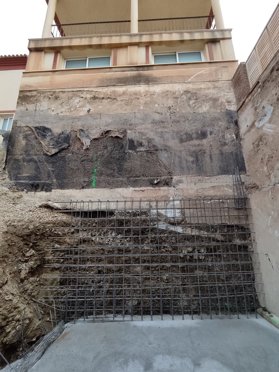 dmnbox's tweet photo. Para la ejecución de los muros, debido a que nos encontramos por debajo de la cota de cimentación de la vivienda existente, trabajamos por bataches https://t.co/v1CXd4BM6y