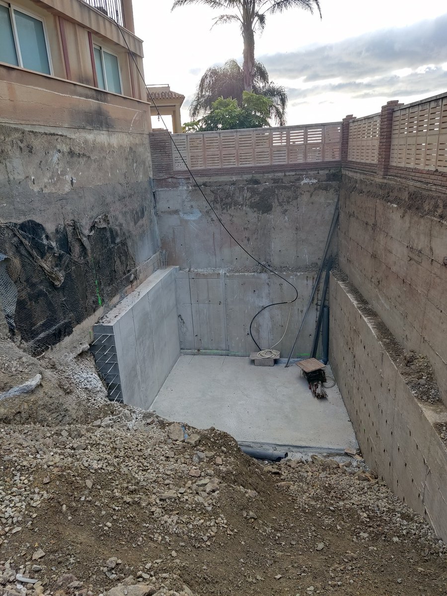 dmnbox's tweet photo. Para la ejecución de los muros, debido a que nos encontramos por debajo de la cota de cimentación de la vivienda existente, trabajamos por bataches https://t.co/v1CXd4BM6y