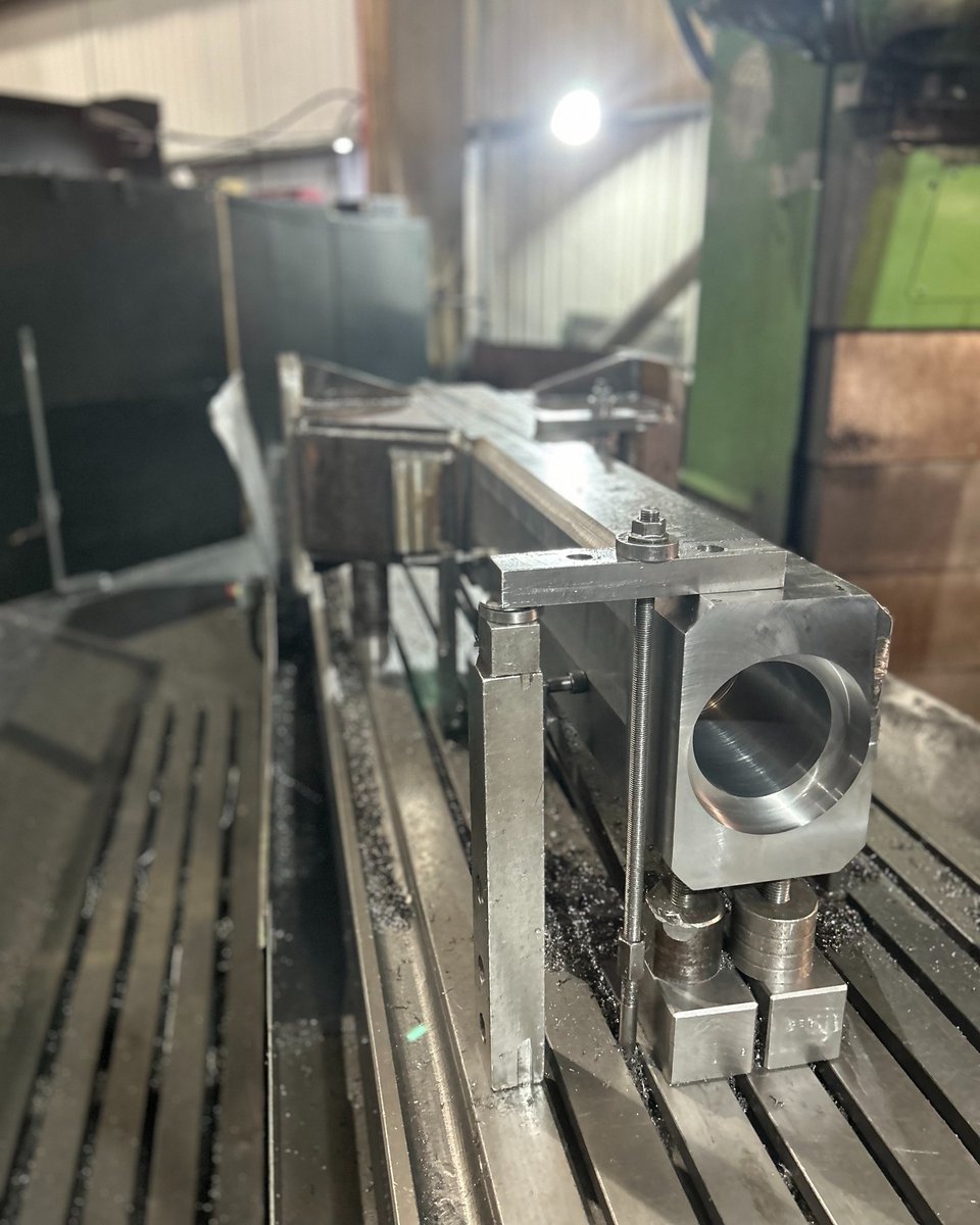 TeesComponents's tweet image. 🔩✨ &amp;lt;1m CNC Horizontal Machining 🔩✨

These carbon steel fabrications are component parts of a trenching machine used for laying underground power line cables.

#AnotherTeesComponent #TeesComponents #CNCMachining #PrecisionMachining #CNCMilling #CNCHorizontalBoring
[1/3]