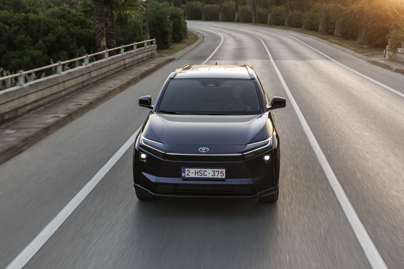 ToyotaPrensa's tweet image. Nuevo Toyota bZ4X🔋🔌

Las primeras unidades llegarán a España en diciembre de 2025 con dos acabados: Advance y Spirit.

Gran renovación con una batería de 73,1 kWh y autonomía –hasta 569 km (WLTP)–, carga más rápida, ejes eléctricos que ofrecen más potencia –hasta 343 CV DIN– y…