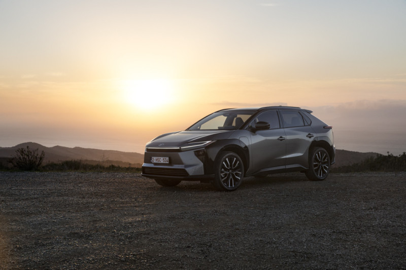 ToyotaPrensa's tweet image. Nuevo Toyota bZ4X🔋🔌

Las primeras unidades llegarán a España en diciembre de 2025 con dos acabados: Advance y Spirit.

Gran renovación con una batería de 73,1 kWh y autonomía –hasta 569 km (WLTP)–, carga más rápida, ejes eléctricos que ofrecen más potencia –hasta 343 CV DIN– y…