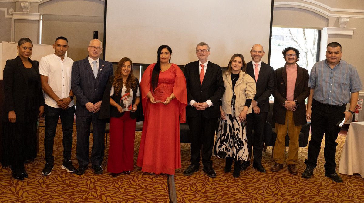 Celebramos la 9ª edición del #PremioCamina, que honra a quienes convierten el dolor en esperanza.
 
Felicitamos a la Asociación Mil Víctimas por su trabajo por los derechos de sobrevivientes militares, y a Diana Cuéllar de Caquetá por impulsar la inclusión a través del deporte ⚽️