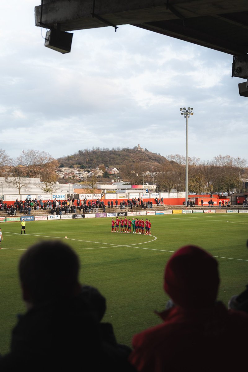 UEO1921's tweet photo. 🕊️ Emotiu minut de silenci a l'Estadi en memòria de Santi Reixach, president del @CCGarrotxa i alcalde de la @valldebianya_aj.

🖤 Descansa en pau, Santi. Sempre et recordarem com un bon polític que s'estimava la seva comarca.

#OlotCastellónB #2RFEF3 https://t.co/69lfQgSbI4