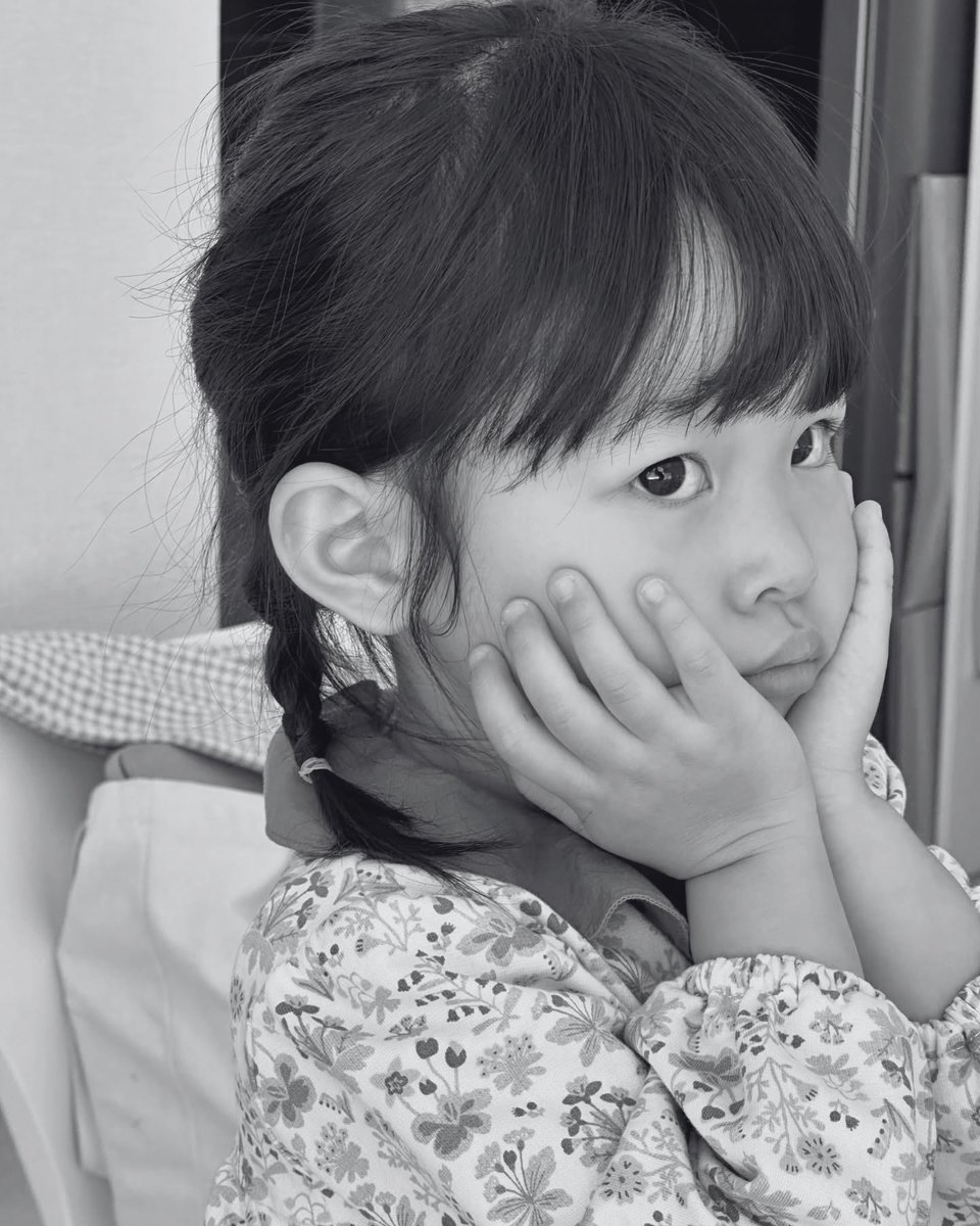 APOKALIPTICS's tweet image. Late night struggle, but why is her grumpy face so adorable...?