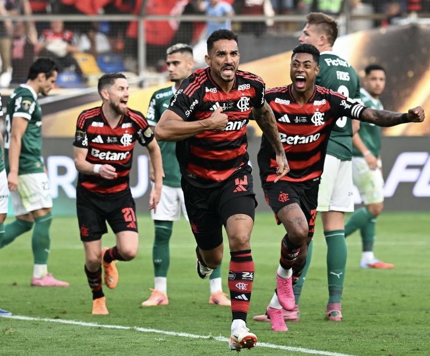 O Andreas Pereira no fundo kkkkkkkkkkkkkk

Que foto, meus amigos!