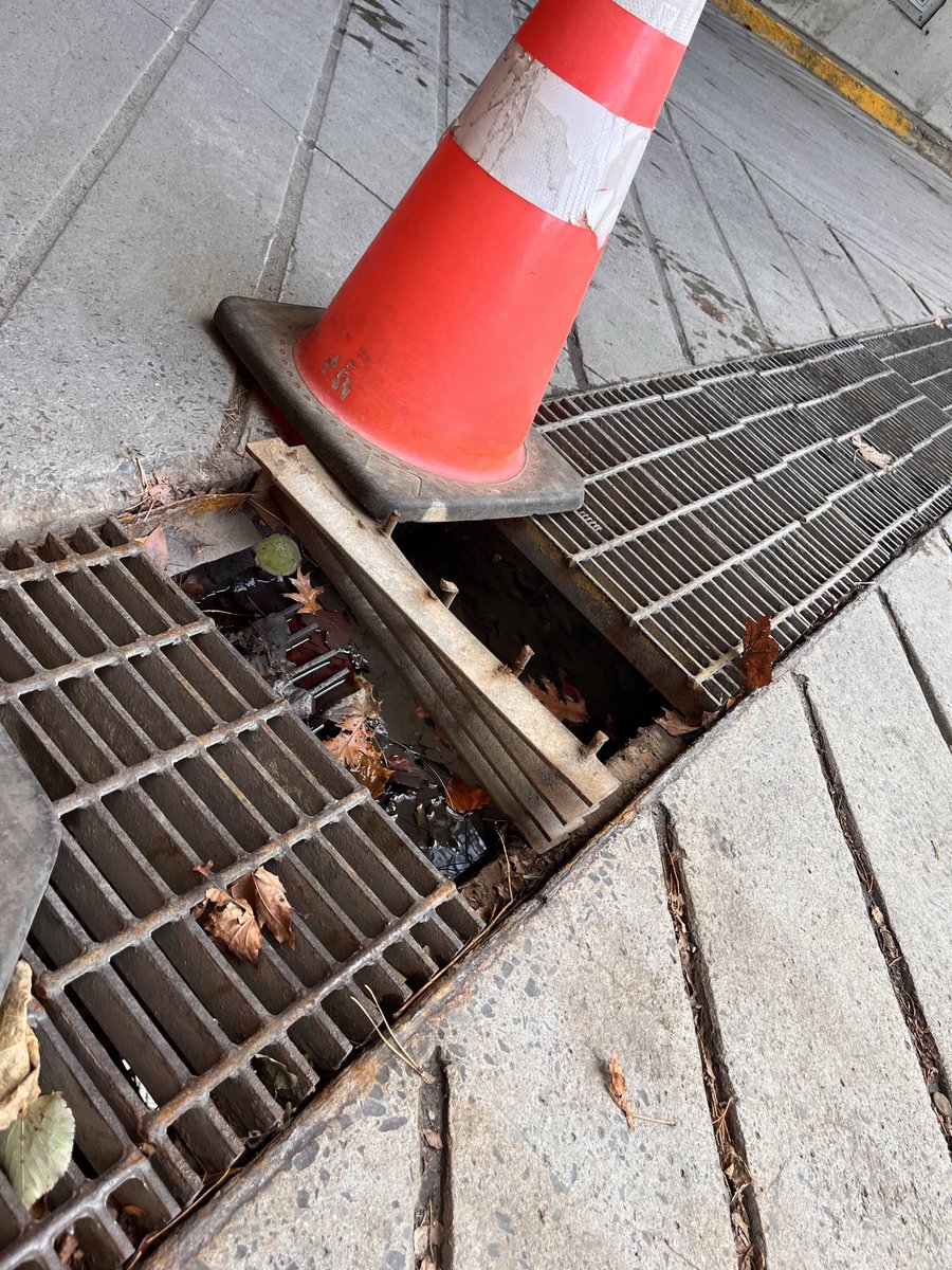 ParkerRules's tweet photo. @ottawacity … City Hall parking garage… I hope no one runs over this. Perhaps it should be mended. https://t.co/HlJsPZBkUY