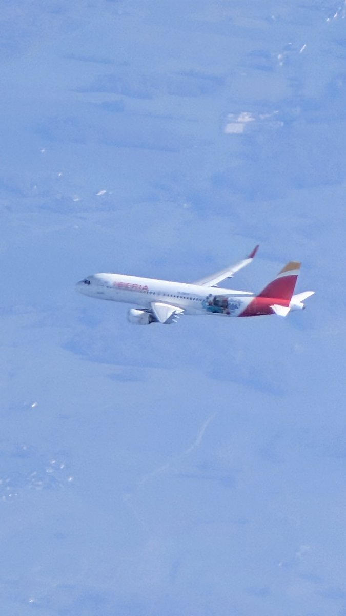 Según hemos pasado los Pirineos, nos hemos puesto a echar una carrera. Yo iba en un CRJ de ANE y aquí, el 320 de IBE. <a href="/fjlopezm11/">Paco López</a> <a href="/A4KikeLippi/">PegasusA4</a>