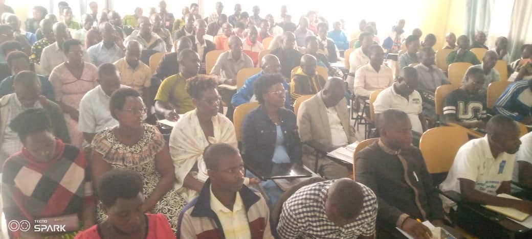 RutanaComm58105's tweet photo. #Burunga,le1/12/2025,l'administrateur communal de Rutana Gordien NTAKIRUTIMANA a fait une réunion avec le personnel communal,il les a invités de bien servir la population et de travailler pour le développement de la commune
#Burundi #burunga @burungaProvince @Interieur_Gouv https://t.co/lQ2pQob9X1