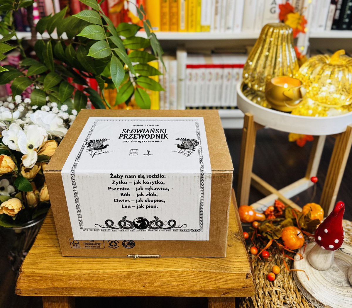 Uwielbiam paczki od <a href="/insignis_media/">Wydawnictwo Insignis</a> w tej znajdował się „Słowiański przewodnik po świętowaniu”, który bardzo polecam (szczególnie na prezent pod choinkę!) ❤️