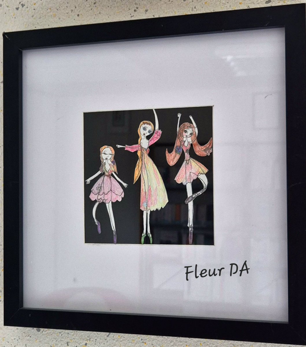 Décembre 
Mois de l'avant.
Voici mon calendrier avec des dessins actuels et anciens.
1er décembre 
Fleur DA
#Noel #calendrierdelavent #handicap
#femmes