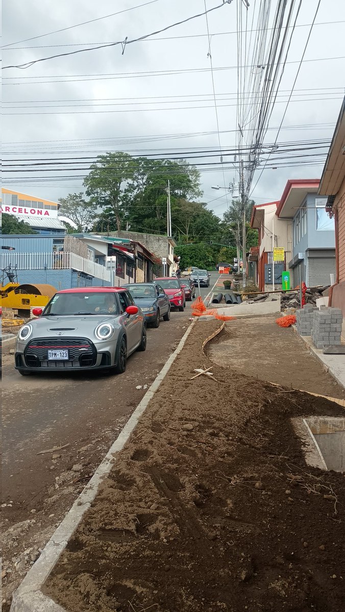LadyMacetas's tweet photo. Para todos los troles amantes de las macetas, así van las obras en Tres Ríos. Las macetas están dando paso a jardineras permanentes, las aceras ahora son más anchas y no tienen gradas, las intersecciones son más compactas, lentas y seguras.

Gran proyecto, dedicado a los troles. https://t.co/OS1Brq04tT