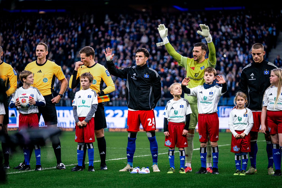 Gemeinsam mit Empty Stands haben wir das Heimspiel gegen den <a href="/VfB/">VfB Stuttgart 1893</a> genutzt, um auf ME/CFS aufmerksam zu machen – eine Erkrankung, die über 650.000 Menschen betrifft und oft unsichtbar bleibt. 🔷

Unser Kapitän Nicolas #Capaldo betrat das Spielfeld ohne Einlaufkind. Stattdessen