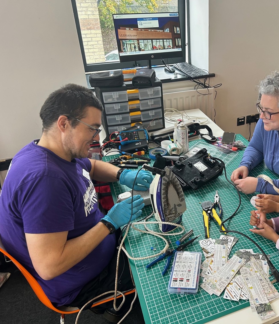 offalycoco's tweet image. ♻️A very successful Repair Café was organised by #YourCouncil&apos;s Community &amp;amp; Culture Department and Climate Action Teams.

🔧Volunteers from TOG Hackerspace repaired 33 household items, saving them from landfill.

👏Huge thanks to everyone who made this event possible.