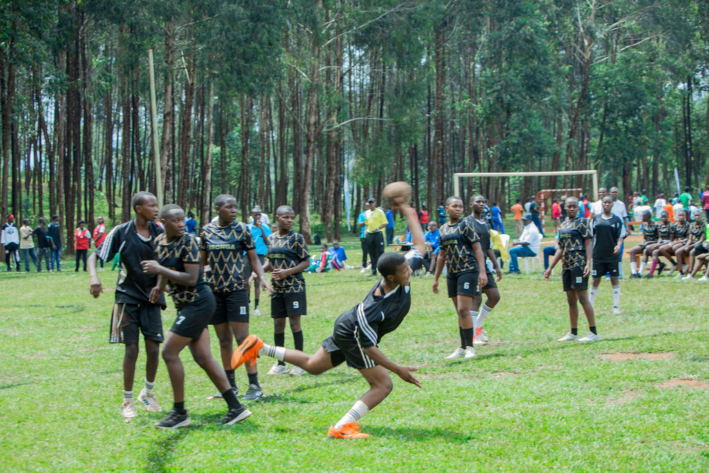 FerwahandRwanda's tweet image. Perezida wa Federasiyo ya Handball mu Rwanda @AlfredTwahirwa ni umwe mu bakurikiranye uko iri rushanwa ryagenze, aho by&apos;umwihariko umukino wa Handball ari umwe mu batangiye kubona umusaruro wa #IsongaProgram, aho muri #IHTrophy iheruka kubera Uganda harimo abarenga 10 b&apos;Isonga