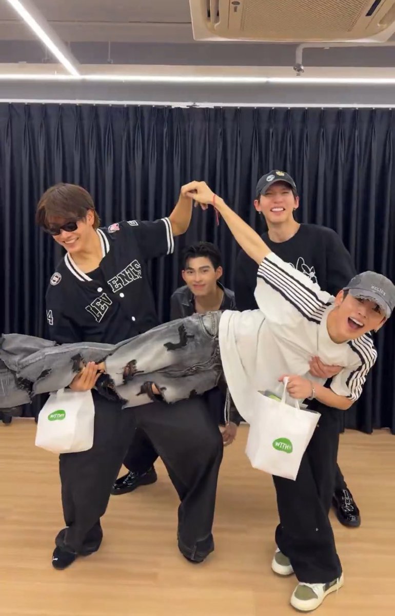 บอกความรู้สึกจากใบหน้าแต่ละคน

แซนต้า &gt;&gt; สบายจังครับ ยกอีกนานๆเลย
จุง &gt;&gt; พวกแกพากันทำอะไรว่ะ 
อู๋ &gt;&gt; ต้าลงได้ยัง พี่ไม่ไหวแล้วนะเว้ย
ปอนด์ &gt;&gt; ราตรีสวัสดิ์นะ คนดื้อ รีบนอนซะนะ “อย่าดื้อกับหมอนใบนั้น ที่เธอใช้นอนฝันยามหนุน”

#JASPER 
#Santapp #JoongArchen
#aou_tnbknr #ppnaravit