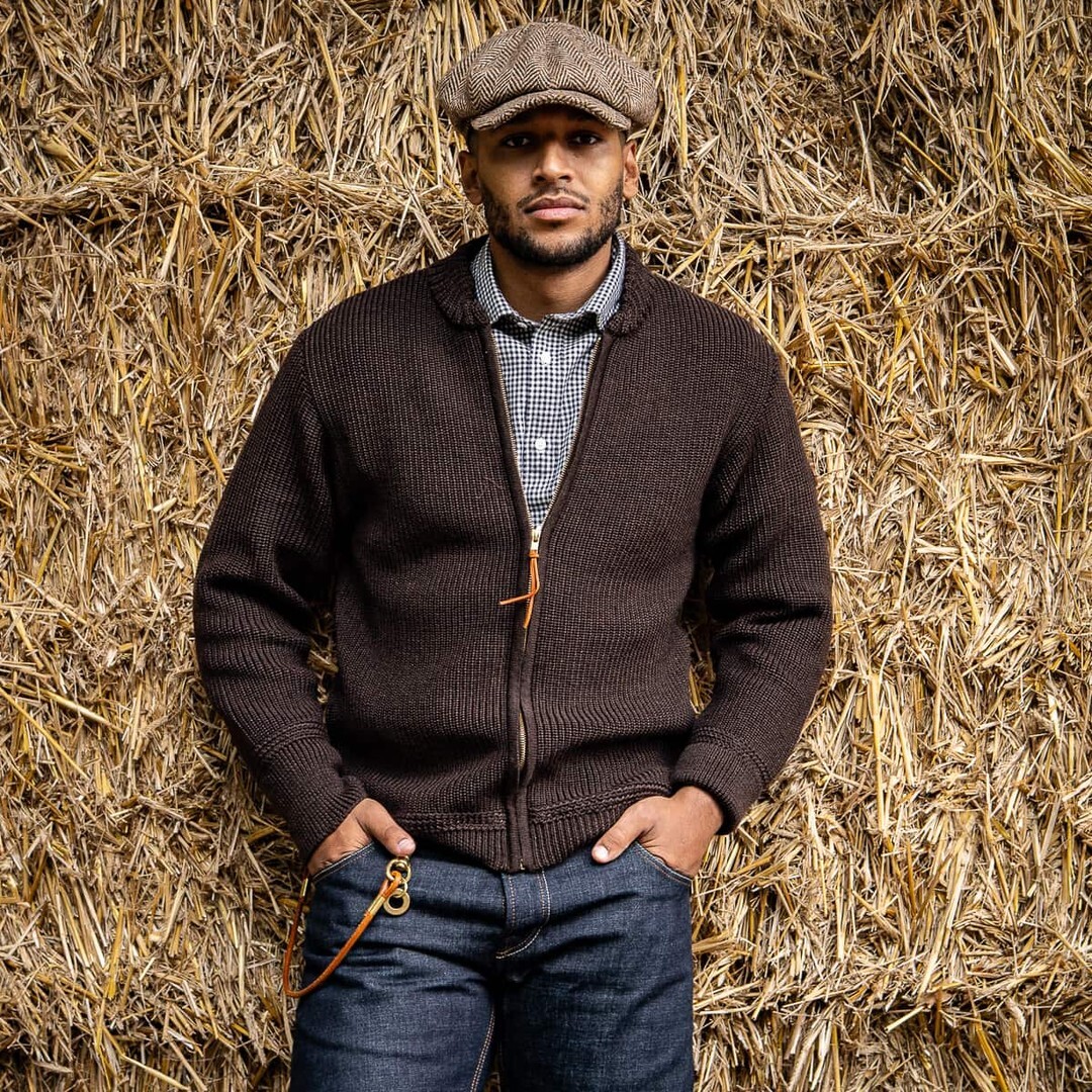 Ehrlicher Handwerkskunst, die man sieht und fühlt. Der Classic Cardigan von Ondura Durable Goods kommt in einer kräftigen Perlfangstruktur, gestrickt aus 100 % Merinowolle. Warm, robust und mit genau der richtigen Portion Outdoor-Charme. Der YKK-Zwei-Weg… instagr.am/p/DRug3yFDcMP/