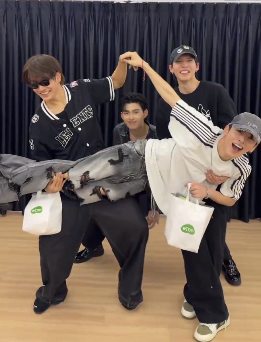 และนี่คือวงที่ฉันจะขับรถไป-กลับ 8 ชม. ไปดูถึง บมท เพื่อ 15 นาที 😵‍💫😵‍💫