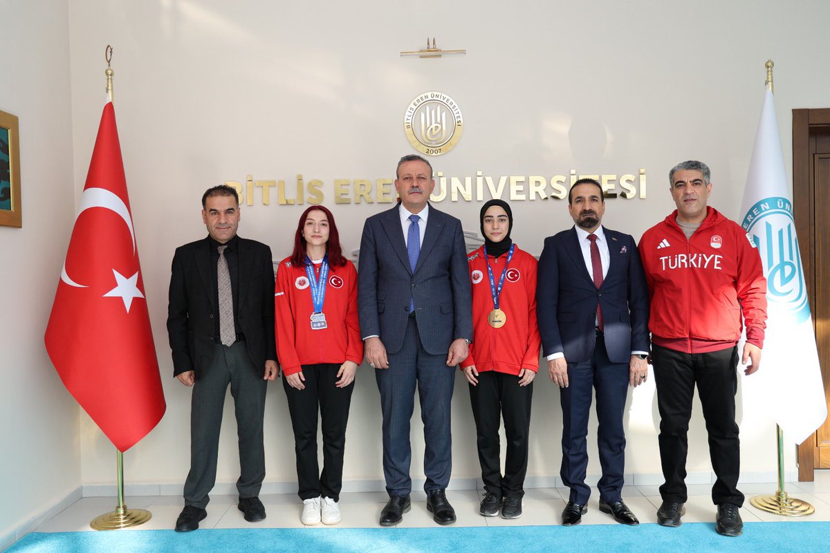 Rektör Elmastaş, Avrupa ve Dünya Şampiyonu Sporcuları Makamında Ağırladı

Kickboks ve Muaythai branşlarında uluslararası arenada önemli başarılar elde eden Bitlis Eren Üniversitesi (BEÜ) öğrencileri, yurda dönüşlerinin ardından BEÜ Rektörü Prof. Dr. Necmettin Elmastaş tarafından