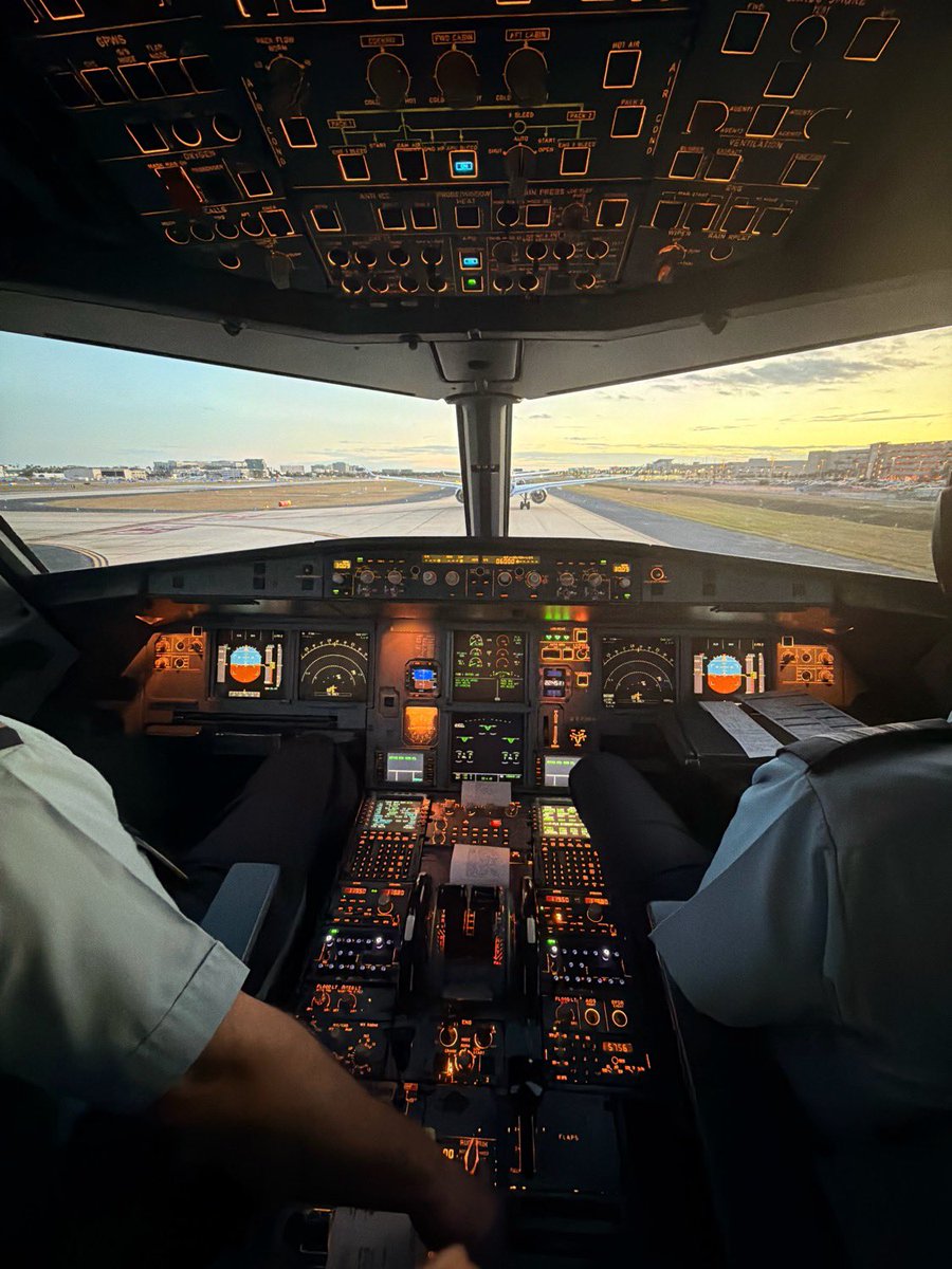 flyrogo's tweet image. Last night while in the jumpseat during boarding, a child came up saying he’s a nervous flyer and asked the pilots if the aircraft software had been updated.

Kudos to the crew for reassuring him. Teams worked tirelessly over the weekend to minimize disruptions and ensure every…
