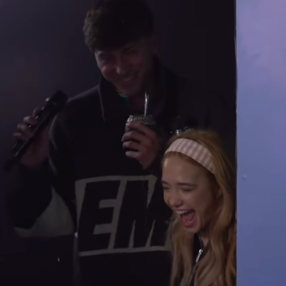 cómo la vas a mirar así flaco😭😭😭