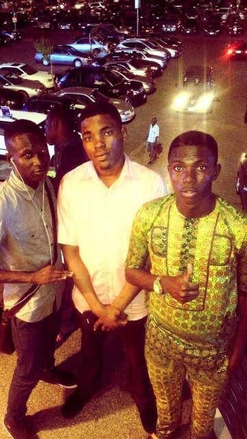 seuntweetss's tweet image. Victor Osimhen took his friends out of the trenches ✊🏽❤️.