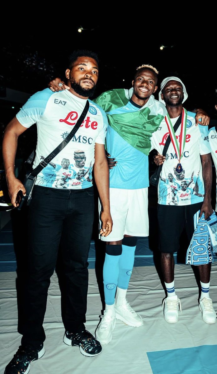 seuntweetss's tweet image. Victor Osimhen took his friends out of the trenches ✊🏽❤️.