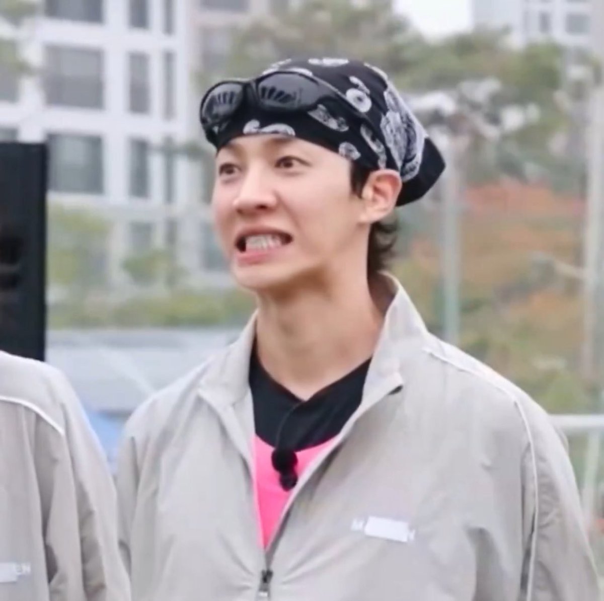 yourb2utylight_'s tweet image. Me when I buy HIGHLIGHT merch and realize the total… my bank account: