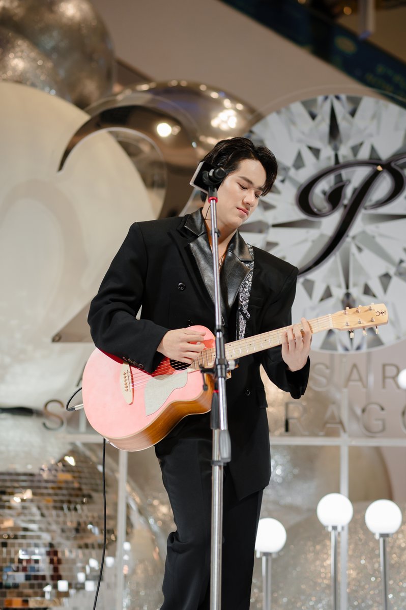 Siam_Paragon's tweet image. นนนกับกีตาร์คือที่สุด 😎🎸

#nanon_korapat ร่วมงาน สยามพารากอน ครบรอบ 20 ปี “A Journey of Extraordinary Dreams” บนเวที Grand Celebration Stage แฟชั่น ฮอลล์ ชั้น 1 สยามพารากอน      

NANON AT SIAM PARAGON

#mynameisnanon #SiamParagon20thAnniversaryxNanon…