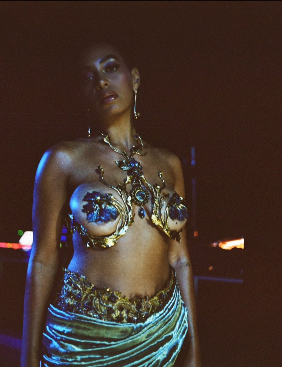 BuzzingPop's tweet image. Solange Knowles stuns in new photo.