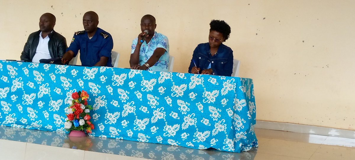 RutanaComm58105's tweet photo. #Burunga,lundi le 1/12/2025,l'administrateur communal de Rutana Gordien NTAKIRUTIMANA a fait une réunion avec ceux oeuvrant dans le secteur des transports,il les a invités à respecter les lois et  à être responsables pour le développement.
@Interieur_Gouv @burungaProvince https://t.co/BRyF4xbNqM