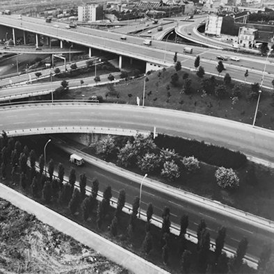 Les talus du Périph c'est (c'était) 44 ha de surfaces végétalisés, soit 10 % de l'ensemble des espace verts de la ville de Paris intra-muros.

De 1960 à 1973, 300 000 arbres et arbustes y ont été plantés (il ne reste aujourd'hui que 5 300 arbres).

Photo : Porte de La Chapelle.