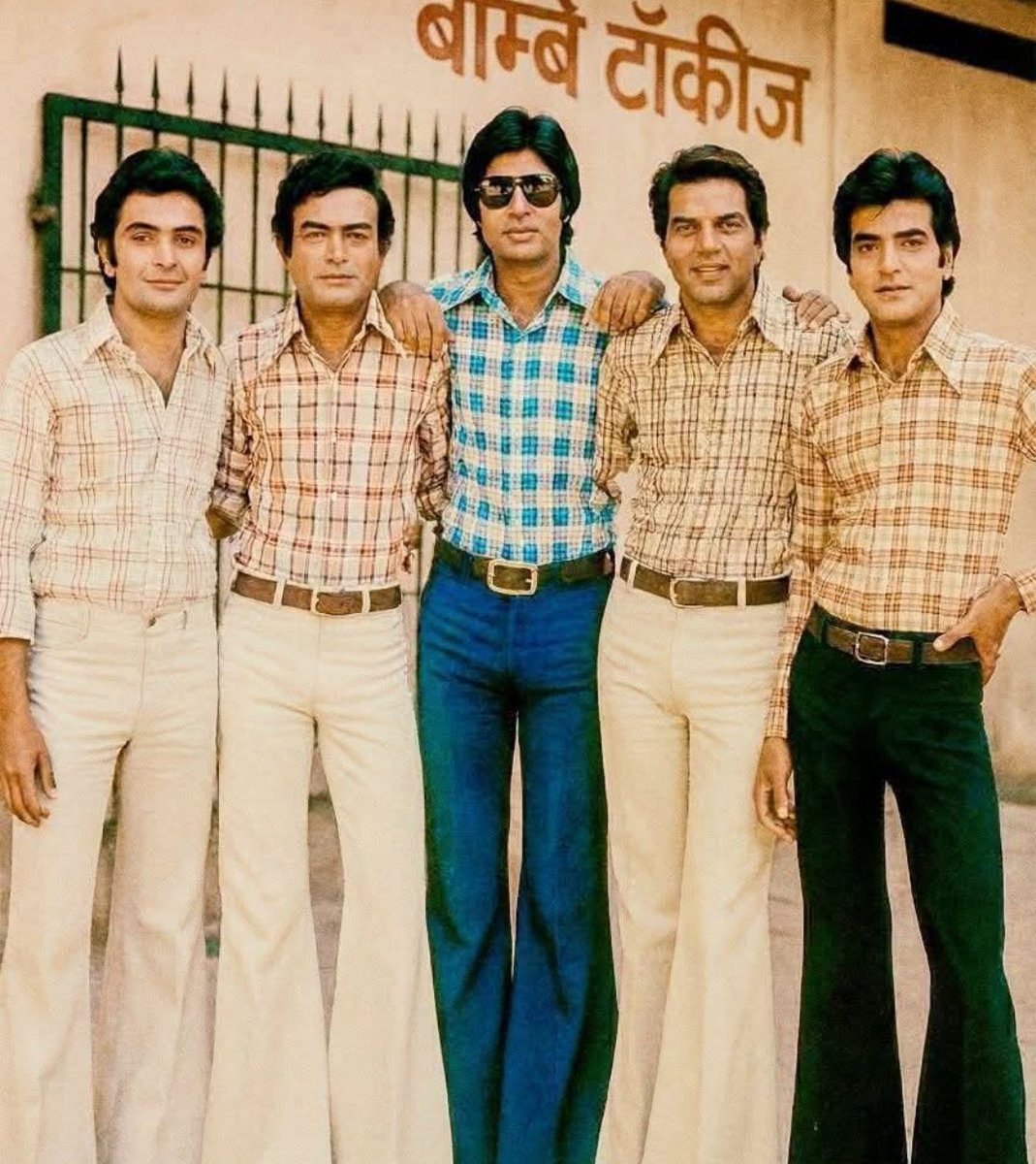 आज की महिलाएँ भले इसे ट्रेंड कह लें, पर 1979 के ये बहादुर लड़के ही वो लोग थे जिन्होंने दुनिया को सिखाया कि कपड़ा जितना नीचे से चौड़ा, उतना ही दिल ऊपर से बड़ा होता है.👌 आप सहमत हैं तो जय श्रीराम